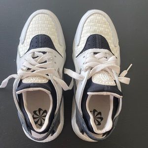 Women’s Nike Air Hurache (Nurtral Colors!)